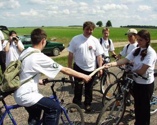 Przekazanie "pa�eczki" na trasie Sztafety
